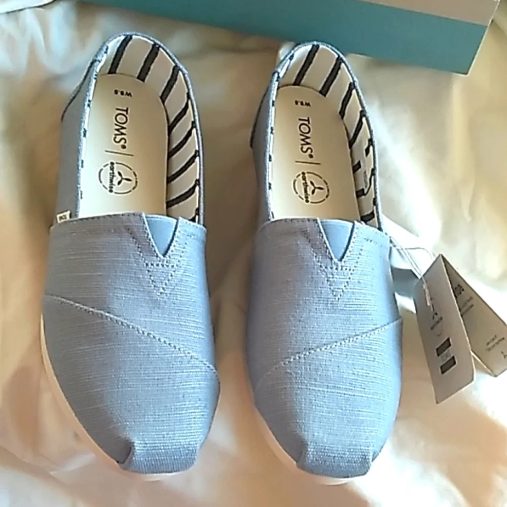 NIB Women's Toms light blue canvas shoes size 9.5 - Picture 2 of 9